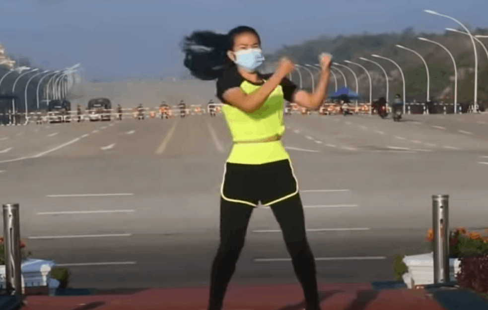 ČAS REKREACIJE KOJI JE PROMENIO ISTORIJU: <span style='color:red;'><b>Instruktorka</b></span> aerobika snimila početak vojnog puča (VIDEO)